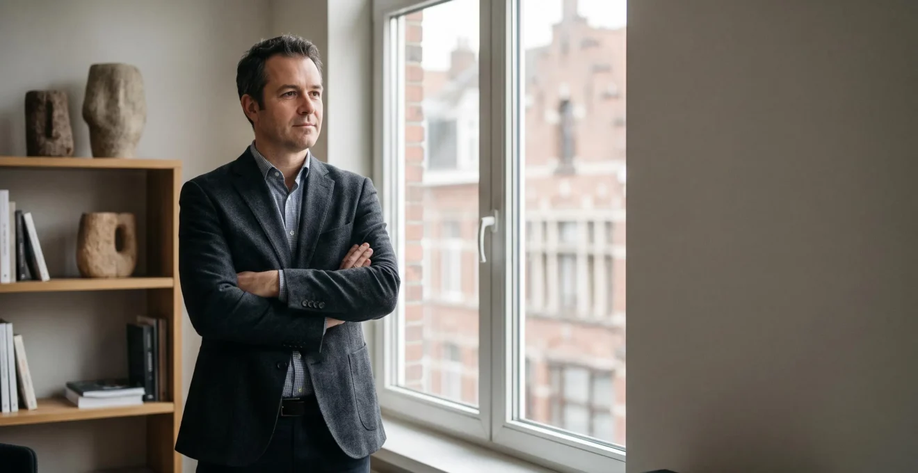 Entrepreneur belge examinant une facture impayee avec determination, symbole des demarches amiables et judiciaires de recouvrement