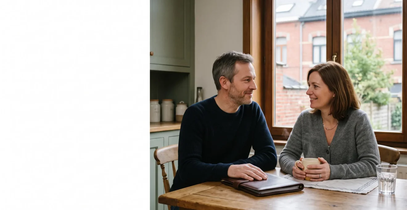 Couple belge à table de cuisine réorganisant sereinement son budget familial après un regroupement de crédits